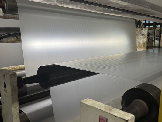 Phim sơn nhiệt PET bóng mượt với lõi giấy có thể tùy chỉnh và chống nhiệt độ lên đến 130 °C cho bao bì bền