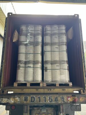 Bộ phim PET kim loại hóa với khả năng chống nhiệt lên đến 110 ° C, khả năng chống hóa chất và bề mặt phản xạ mịn mượt cho bao bì và lớp phủ