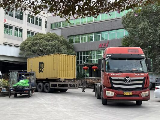 Bộ phim PET kim loại hóa tùy chỉnh có khả năng chống nhiệt lên đến 110 ° C và bề mặt phản xạ mịn mượt cho bao bì và lớp phủ