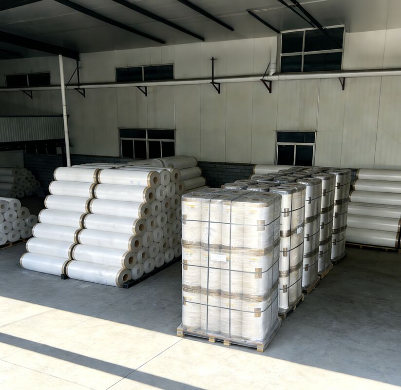 Phim nhựa nhựa nhựa nhựa có độ dày 17-45 micron có độ cứng mềm, tái chế và thân thiện với môi trường để có độ bóng lâu dài