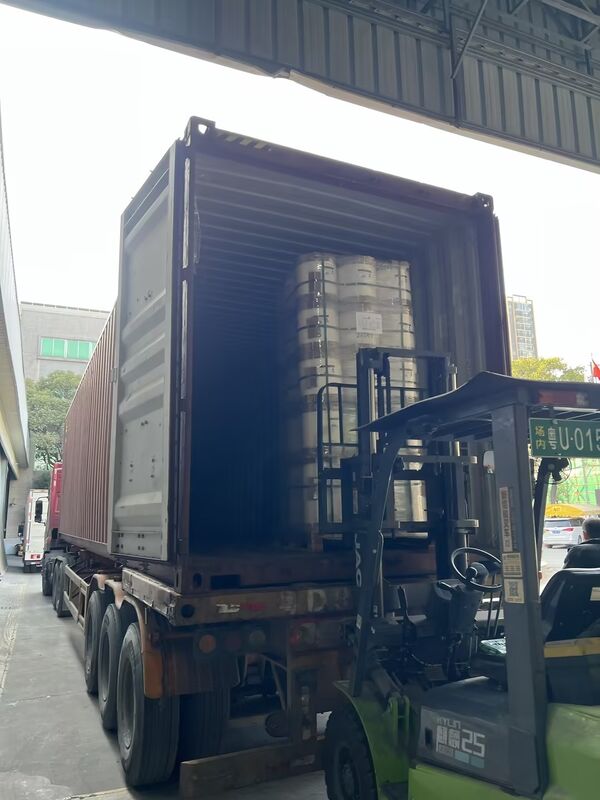 Bộ phim PET kim loại hóa với khả năng chống nhiệt lên đến 110 ° C, bề mặt phản xạ mịn và khả năng chống hóa học cho bao bì và lớp phủ