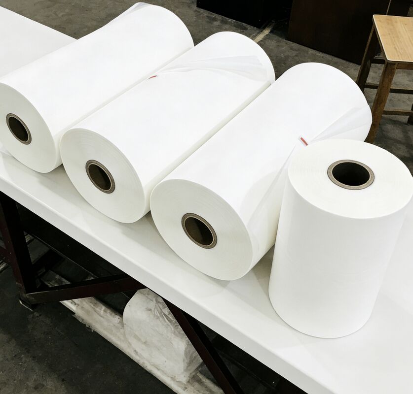 Phim PET kim loại mịn và phản xạ với khả năng chống nhiệt lên đến 110 ° C và khả năng chống hóa học cho bao bì và lớp phủ